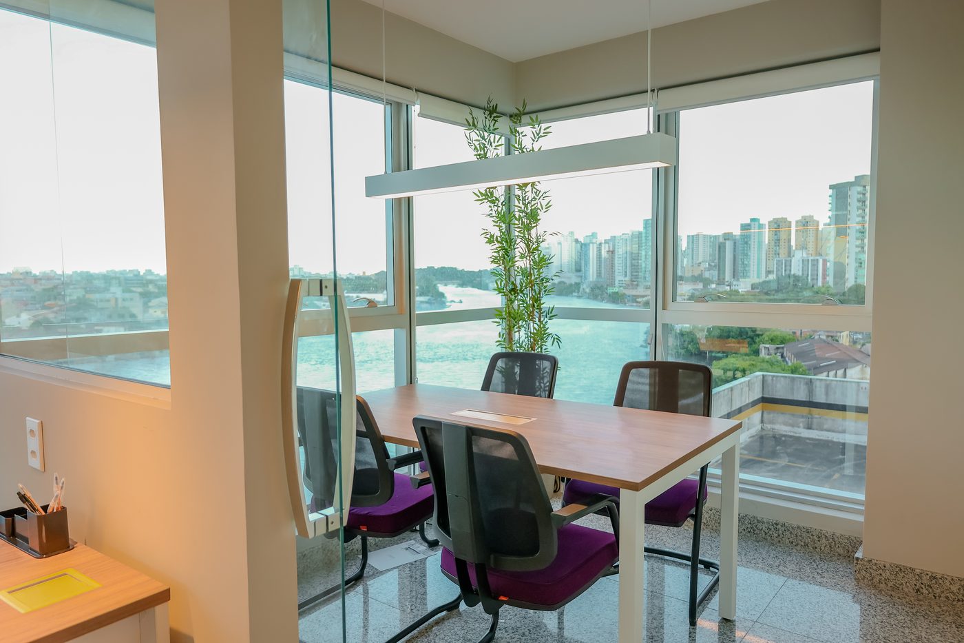 Sala de reunião com vista panorâmica para a baía de Vitória