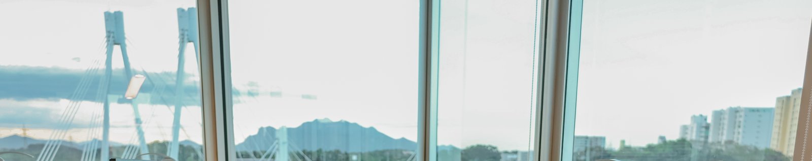 Ambiente de trabalho com vista para a Terceira Ponte e a baía